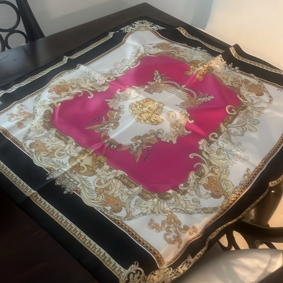 Versace women’s scarf brand new - Picture 4 of 5